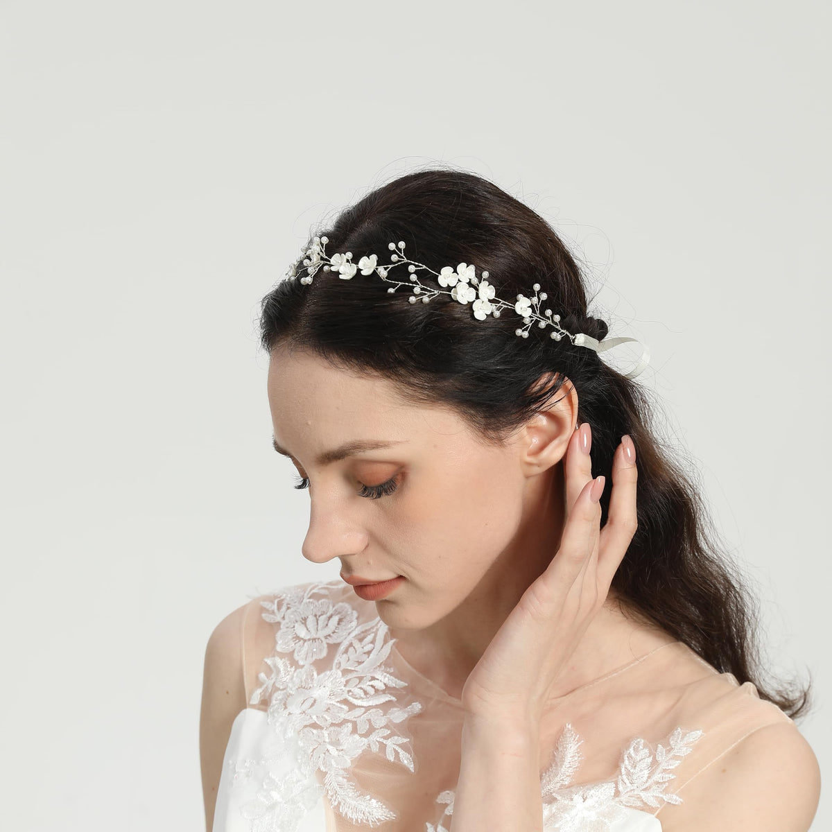 527&huan close-up of tiny pearls and white flowers showing delicate detail