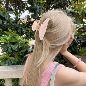 ACO-UINT clipped in half-up hairstyle, comfortable all-day hold benefit