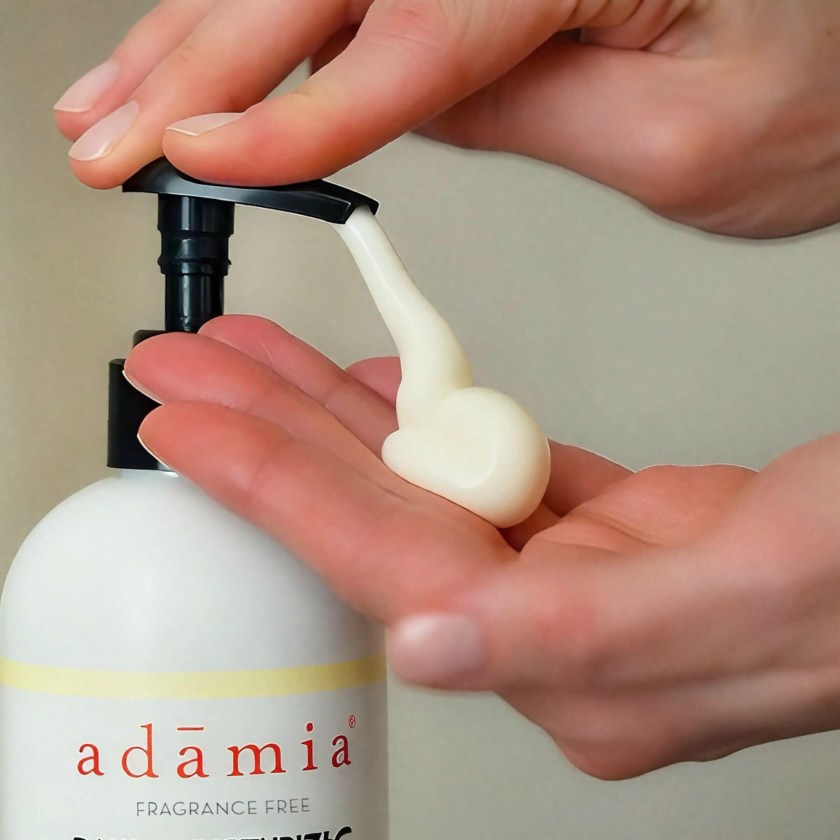 Adamia label close-up highlighting macadamia oil and skin-supporting ingredients