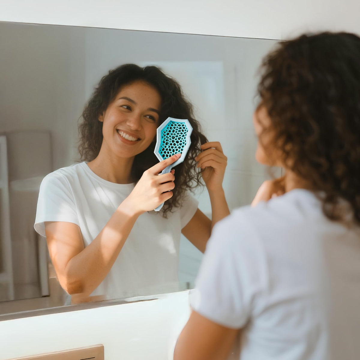 AIMIKE Glacier smoothing dry curls to reduce frizz and define pattern