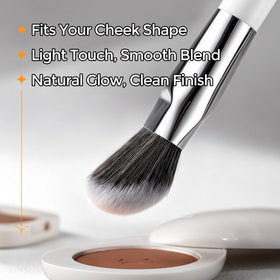 ALBEAUT bristles picking up liquid foundation demonstrating even product release