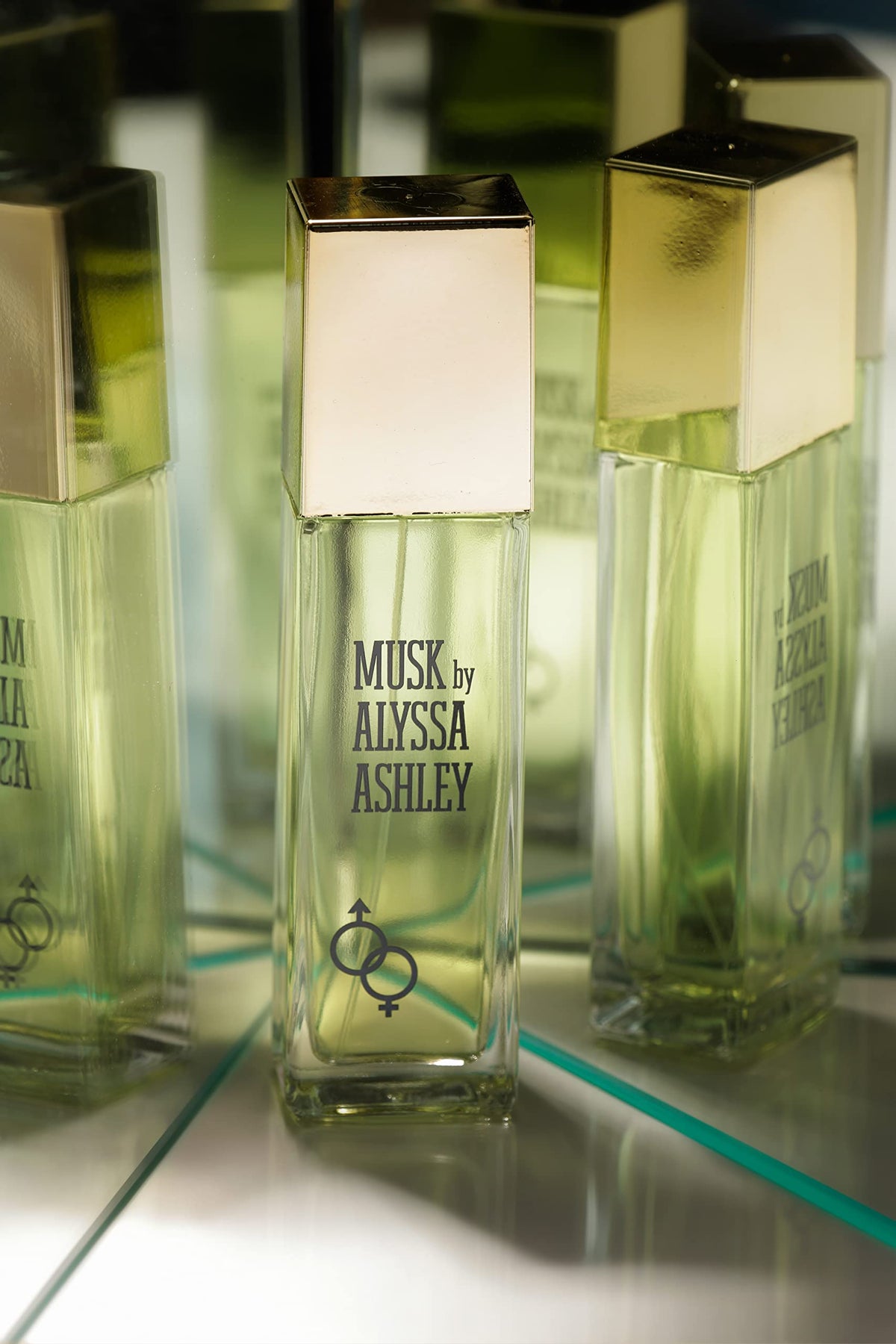 ALYSSA ASHLEY flatlay with box and bottle illustrating designer packaging and gift-ready appeal