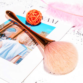 AM RONG MAGIC close-up of dense bristles highlighting soft fibers and even powder pickup