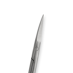 Amazon Basics trimming false lashes to show accurate cutting and customized lash fit