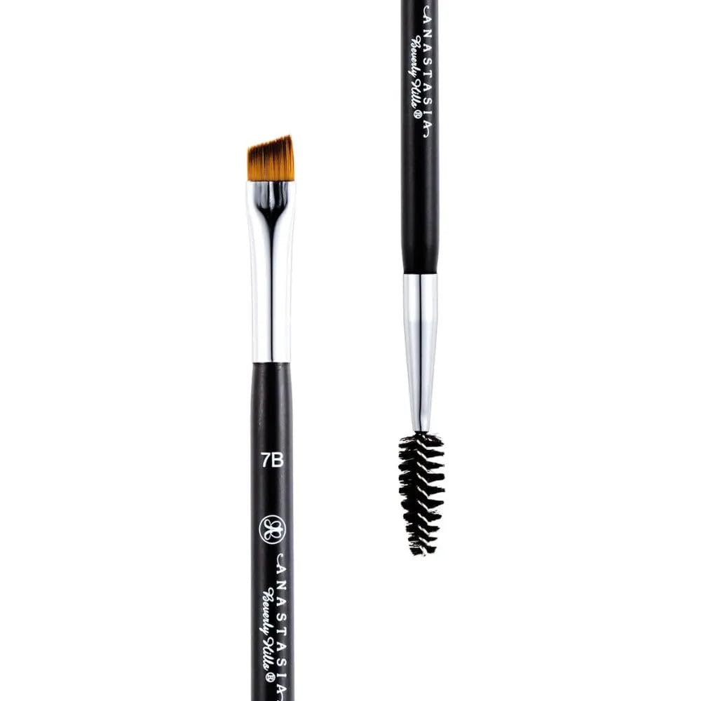 Anastasia Beverly Hills close-up of synthetic bristles for clean product pickup