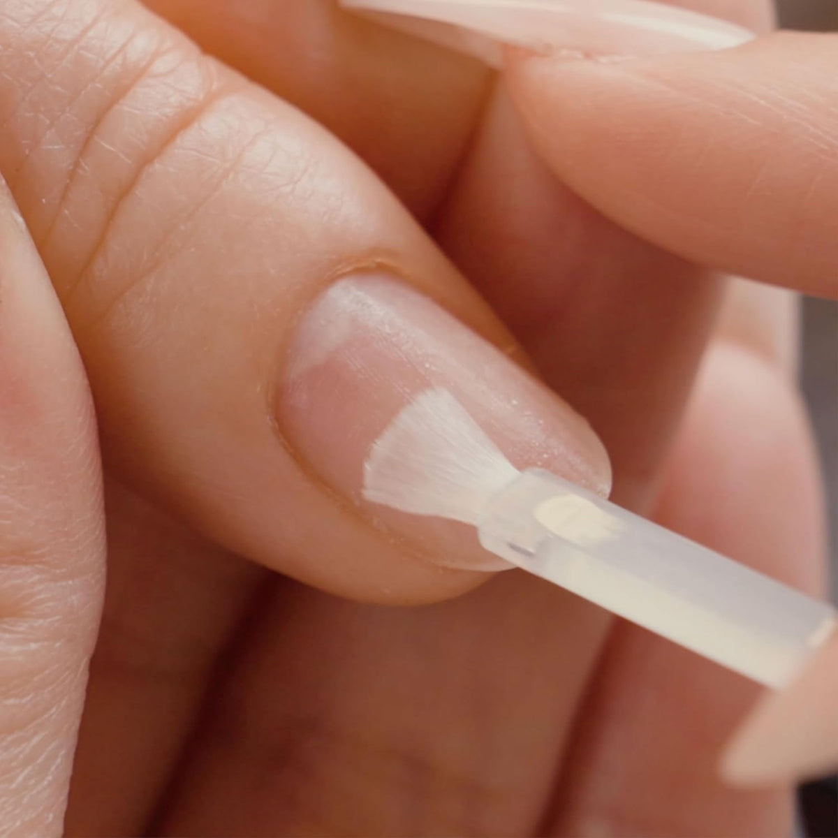 APRÉS used during Gel-X application in salon, illustrating reliable bonding and reduced lifting