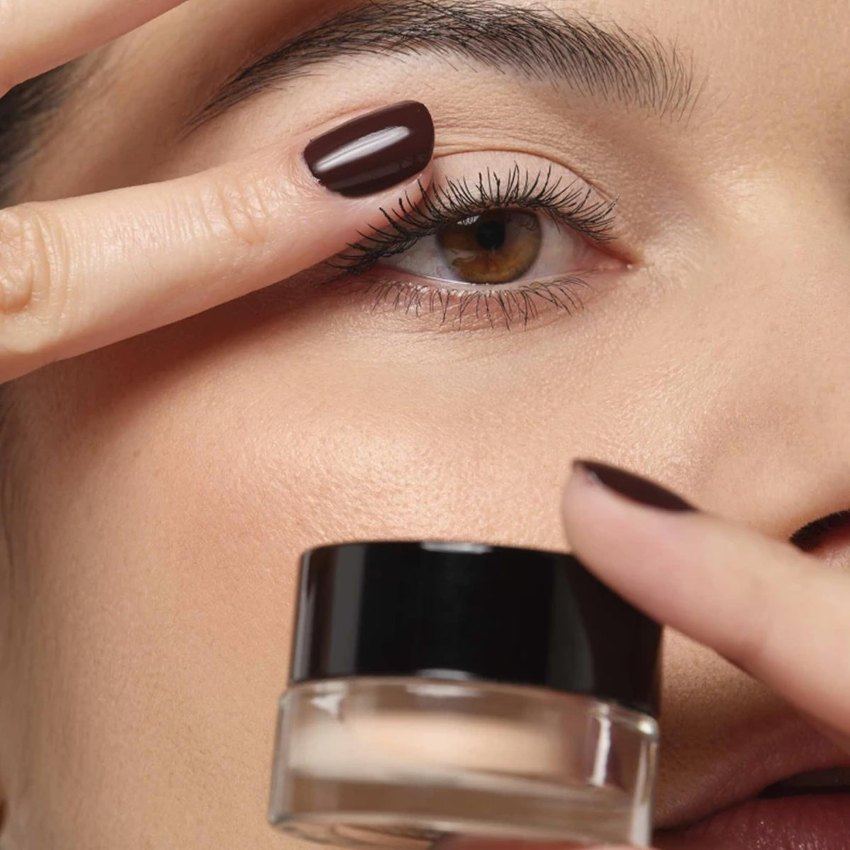 ARTDECO primer applied with finger on eyelid demonstrating quick neutralizing effect