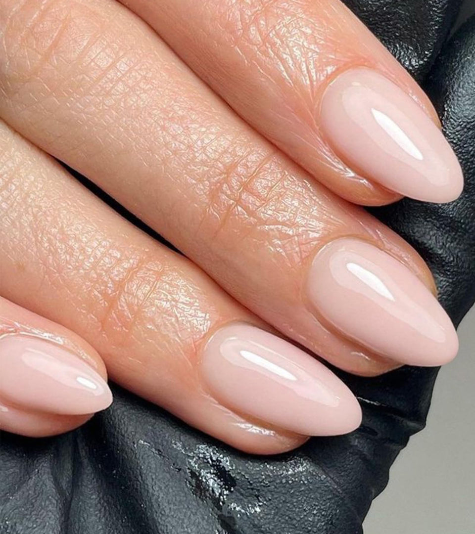 Artquee front packaging showing 32-piece soft pink almond press-on nails with glossy finish