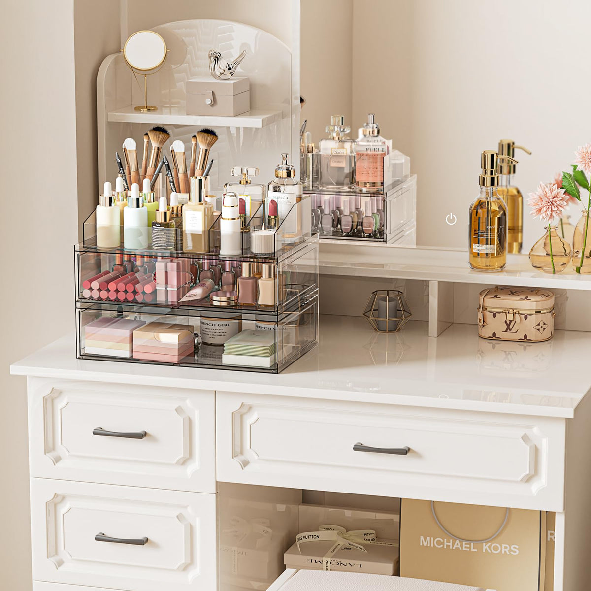 Aurblozen close-up of the top compartment with brushes and lipsticks neatly separated for quick access