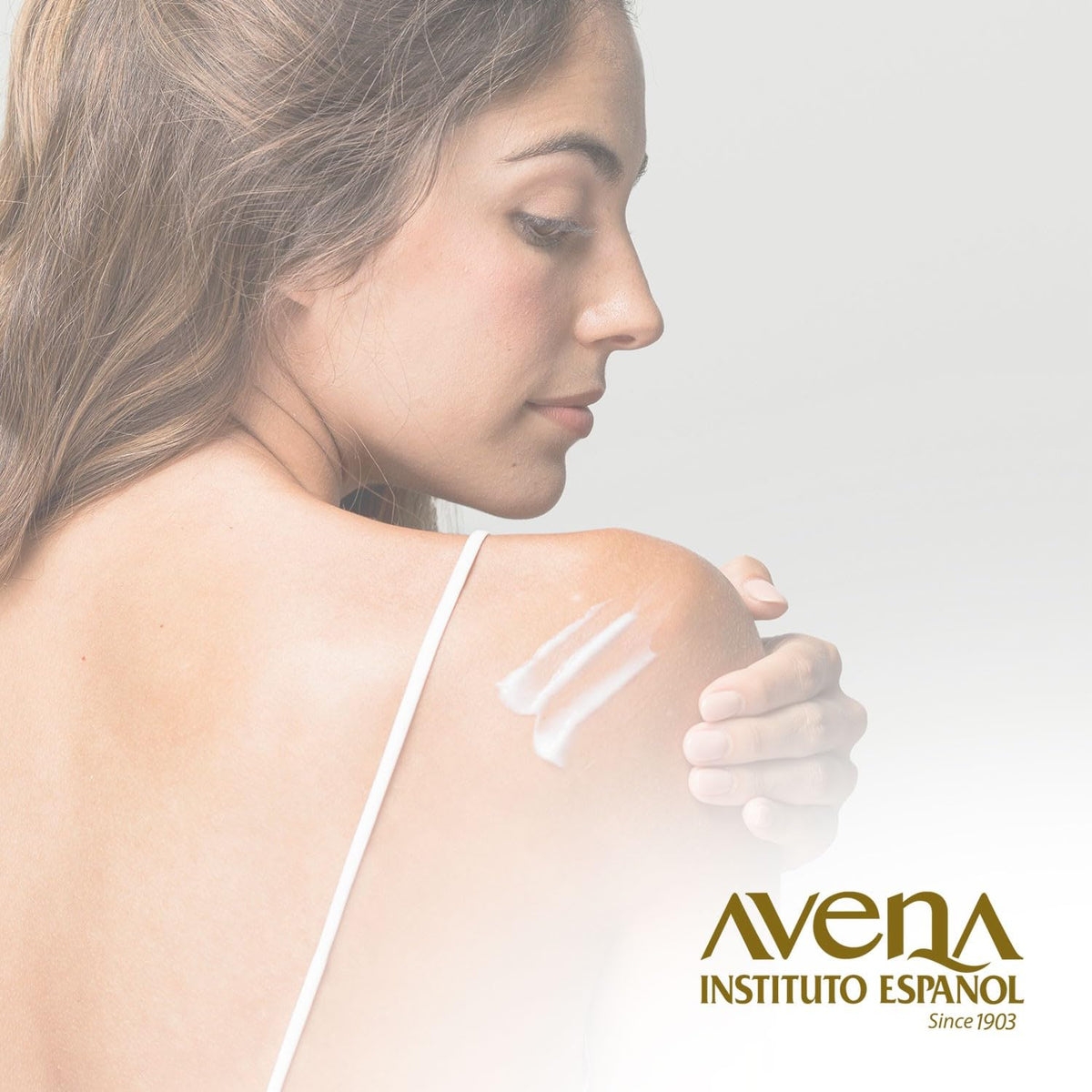Avena Instituto Español cream on hand demonstrating smooth application and quick absorption