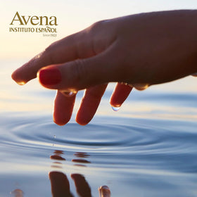 Avena Instituto Español bottle in hand for size and scale reassurance