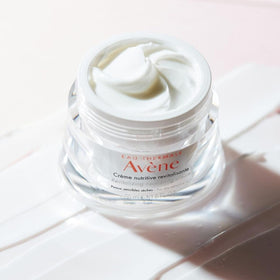 Avène 1.6 oz jar beside a ruler showing compact size benefit: travel-friendly