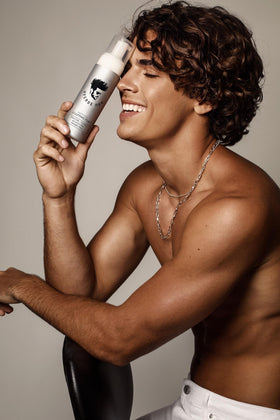 Avenue Man foam texture dispensed on hand illustrating lightweight, airy lift benefit