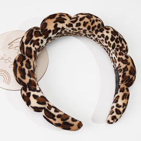 Ayesha headband in use while washing face keeping hair dry and neat