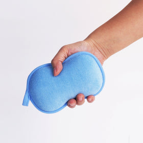 BabaMate sponge placed on bathside draining to show quick-dry convenience