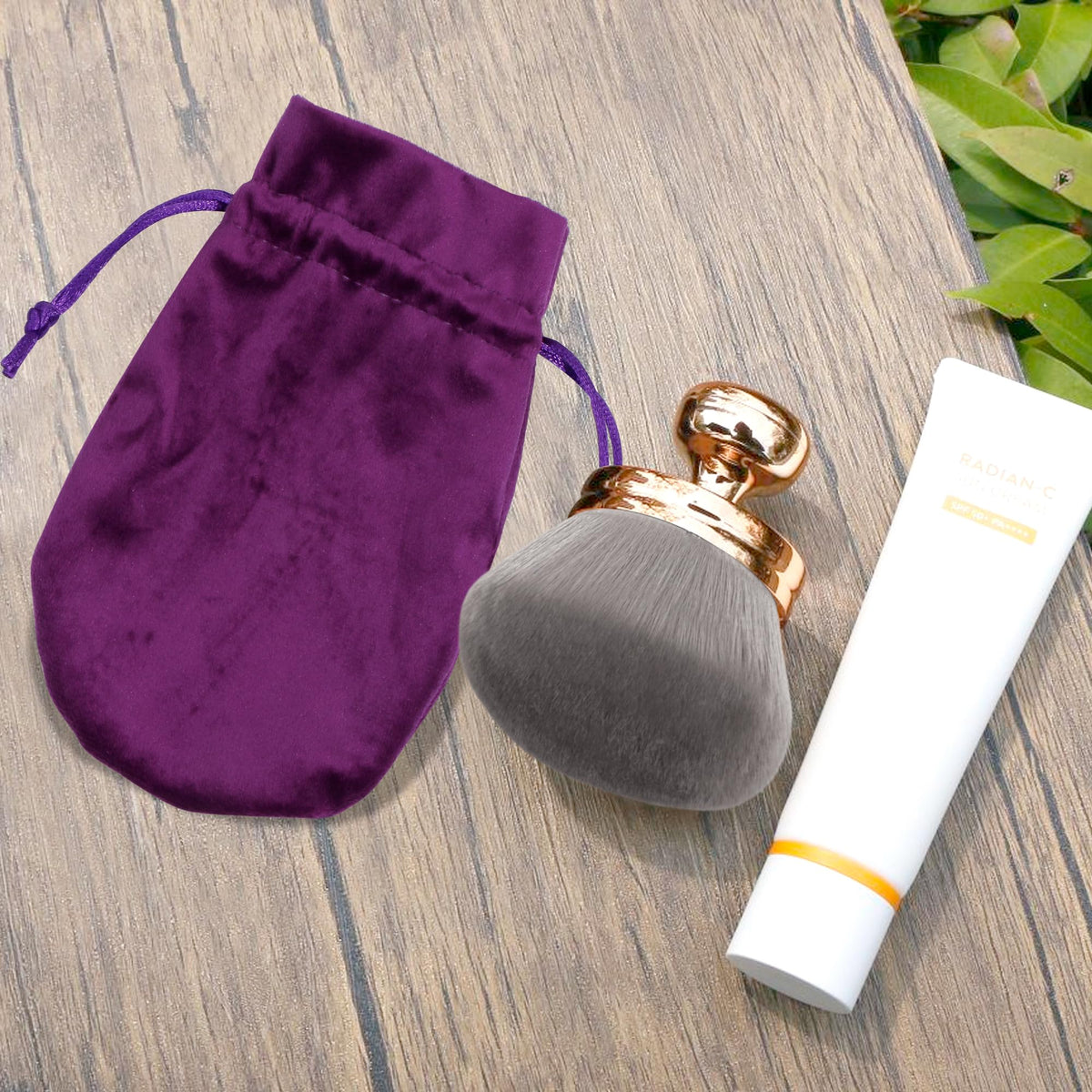 BABYSHEEP brush in a beach bag ready for vacation for effortless touch-ups