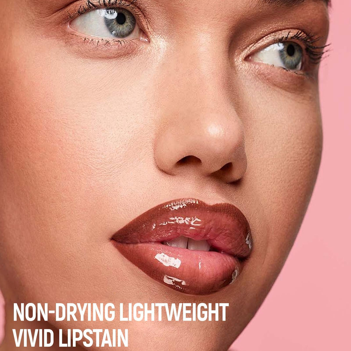BAISEN DIARY applying lip duo to lips for blended ombré finish