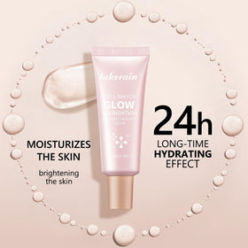 BANGFENG mixing glotion with foundation on palette to show customizable radiance and moisturized base