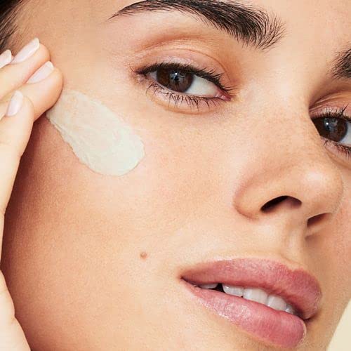 bareMinerals before and after swatch showing reduced redness and blurred pores