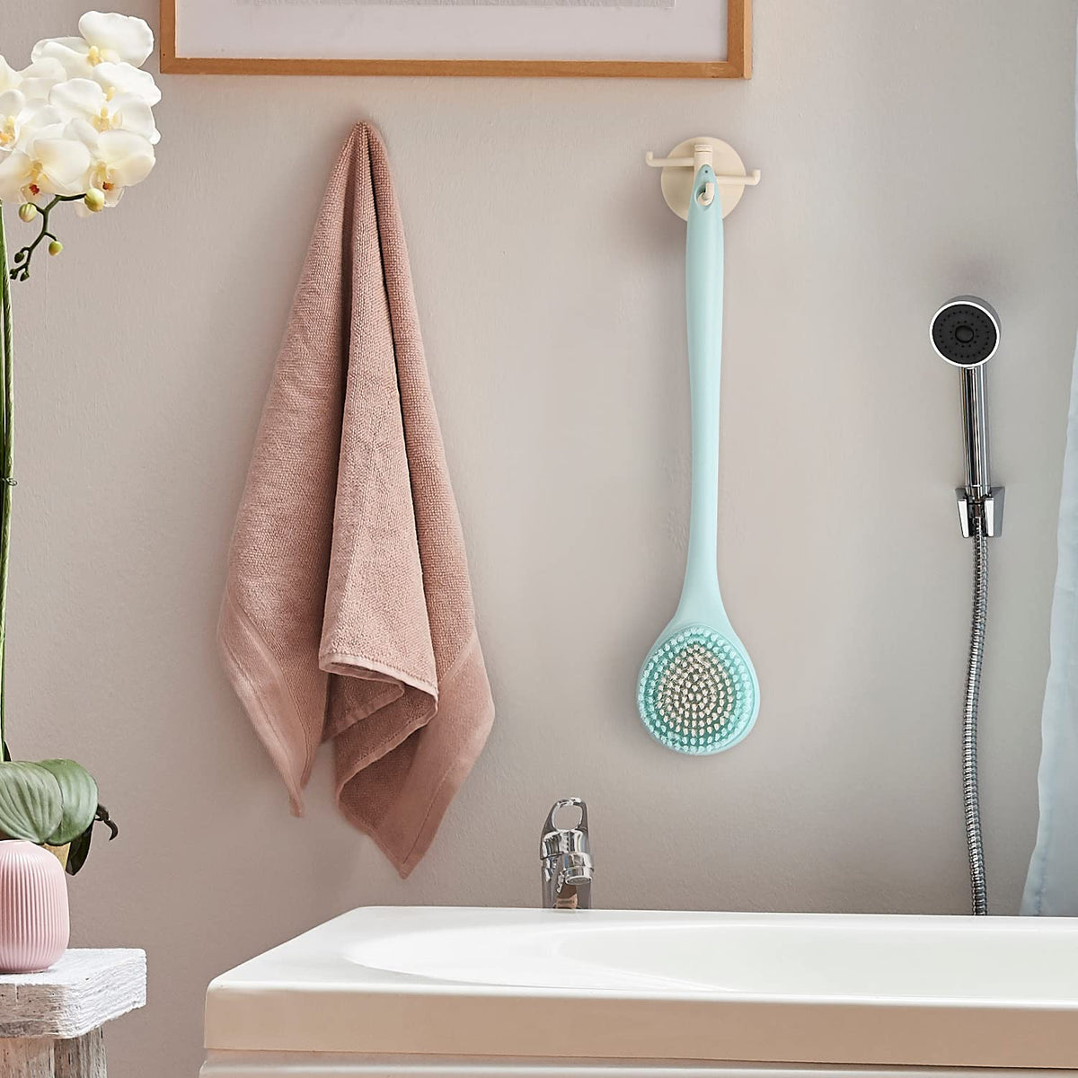 BEDELITE in-shower action with foam showing effective cleansing and reach advantage