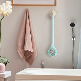 BEDELITE in-shower action with foam showing effective cleansing and reach advantage