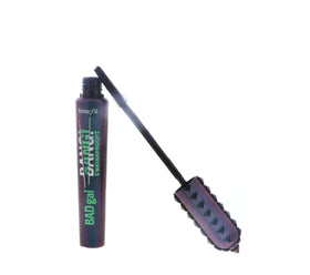 Benefit BADgal BANG applied on model lashes demonstrating dramatic fanned-out volume benefit