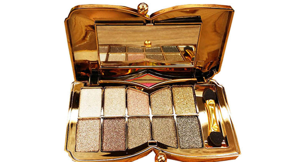 Bernecy palette front packaging showing compact travel-ready design and convenience