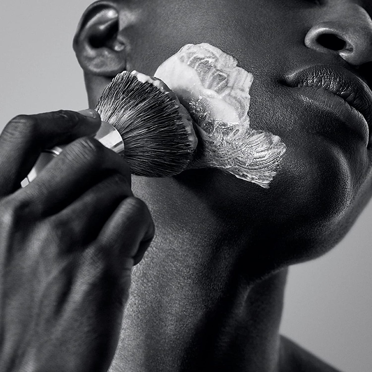 Bevel kit next to razor to show product scale and travel-ready convenience
