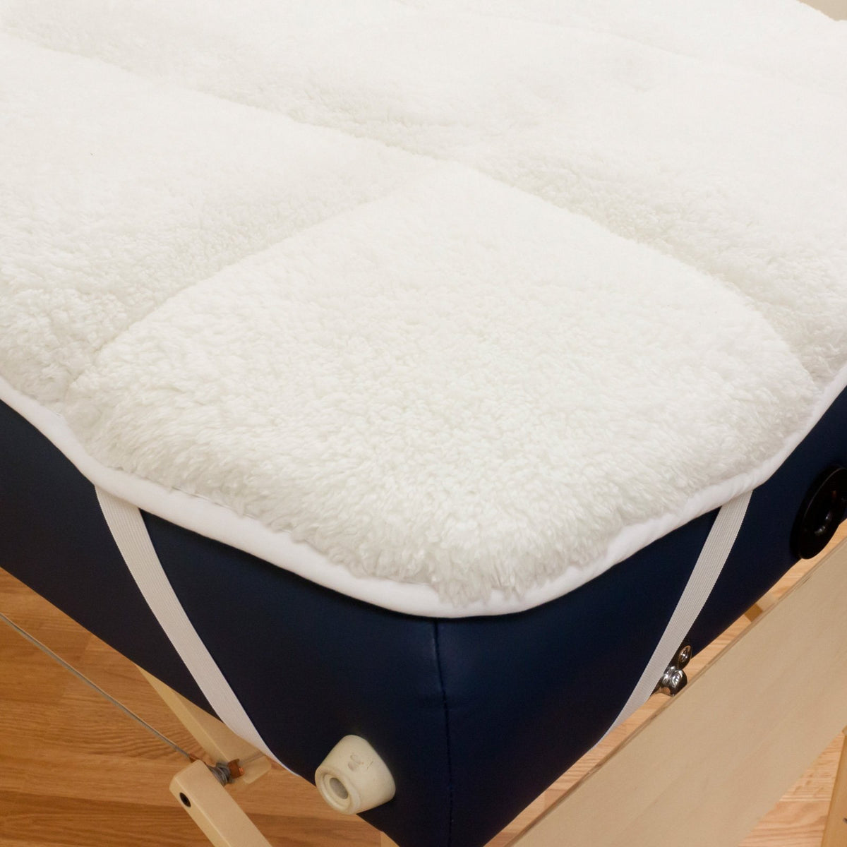 Body Linen reversible sides displayed showing warm fleece and cool microfiber benefits