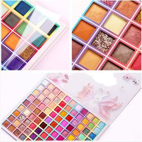 BONNIE CHOICE palette in hand showing size and travel-friendly convenience