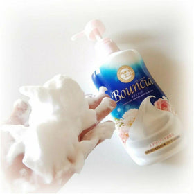 バウンシア thick milky foam on hand, highlights soft, hydrating texture