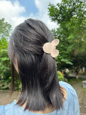 BOUNIQ clip worn in half-up hairstyle demonstrating neat lightweight hold