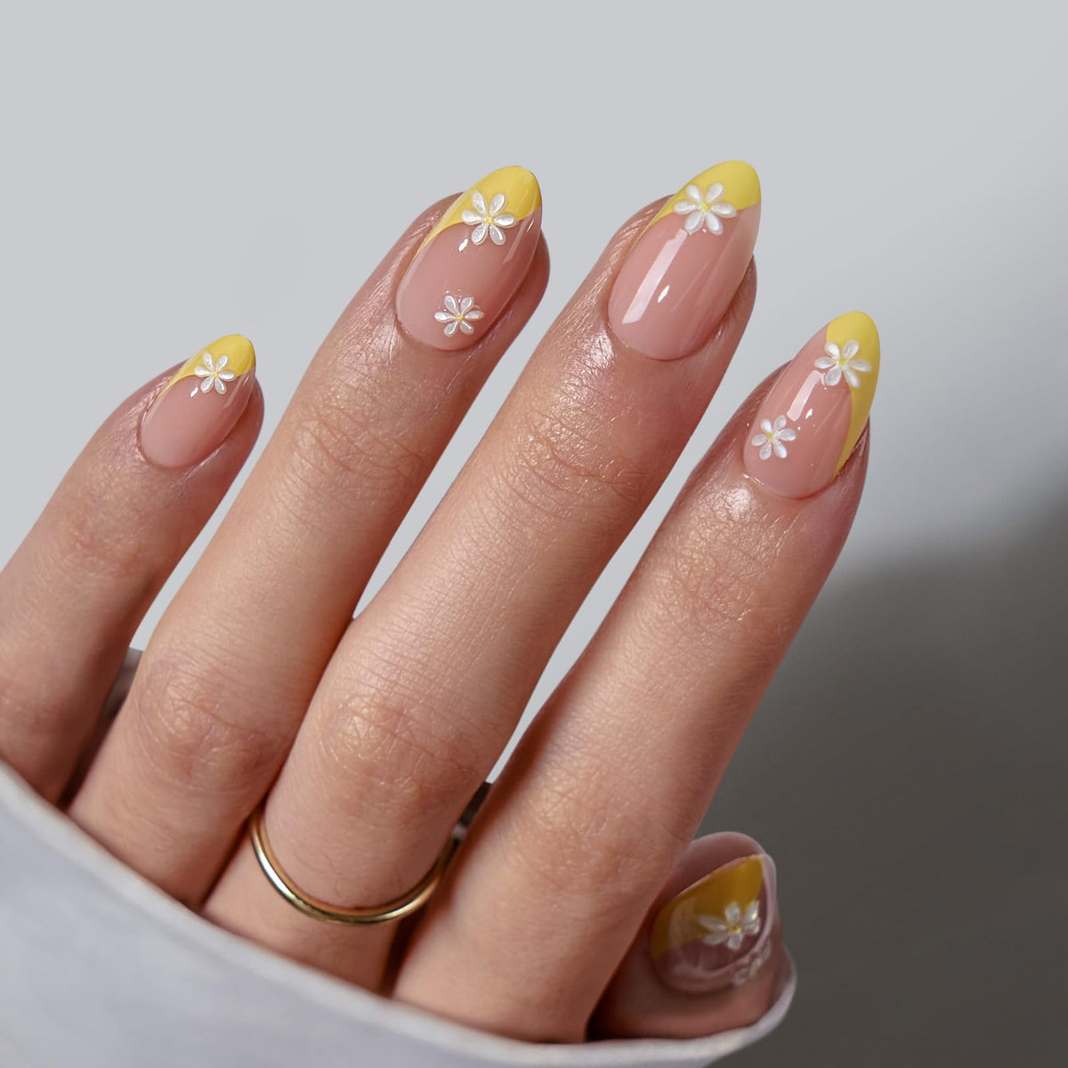 BTArtbox front packaging showing daisy French-tip design and kit benefits