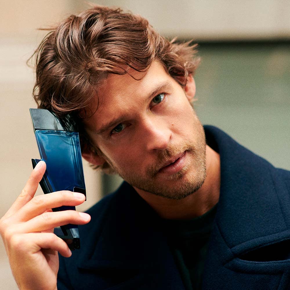 Carolina Herrera Bad Boy Cobalt with wood and spices illustrating warm woody base ingredients