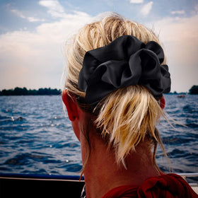 CEELGON model wearing high ponytail demonstrating secure hold on thick hair