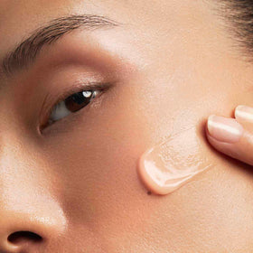 Clarins open jar top view highlighting non‑oily formula benefits