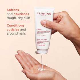Clarins cream texture close-up highlighting smooth formula and fast absorption benefits