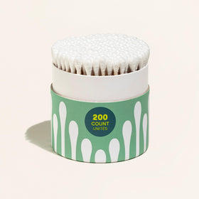 Cliganic close-up of soft organic cotton tip highlighting gentle absorbency