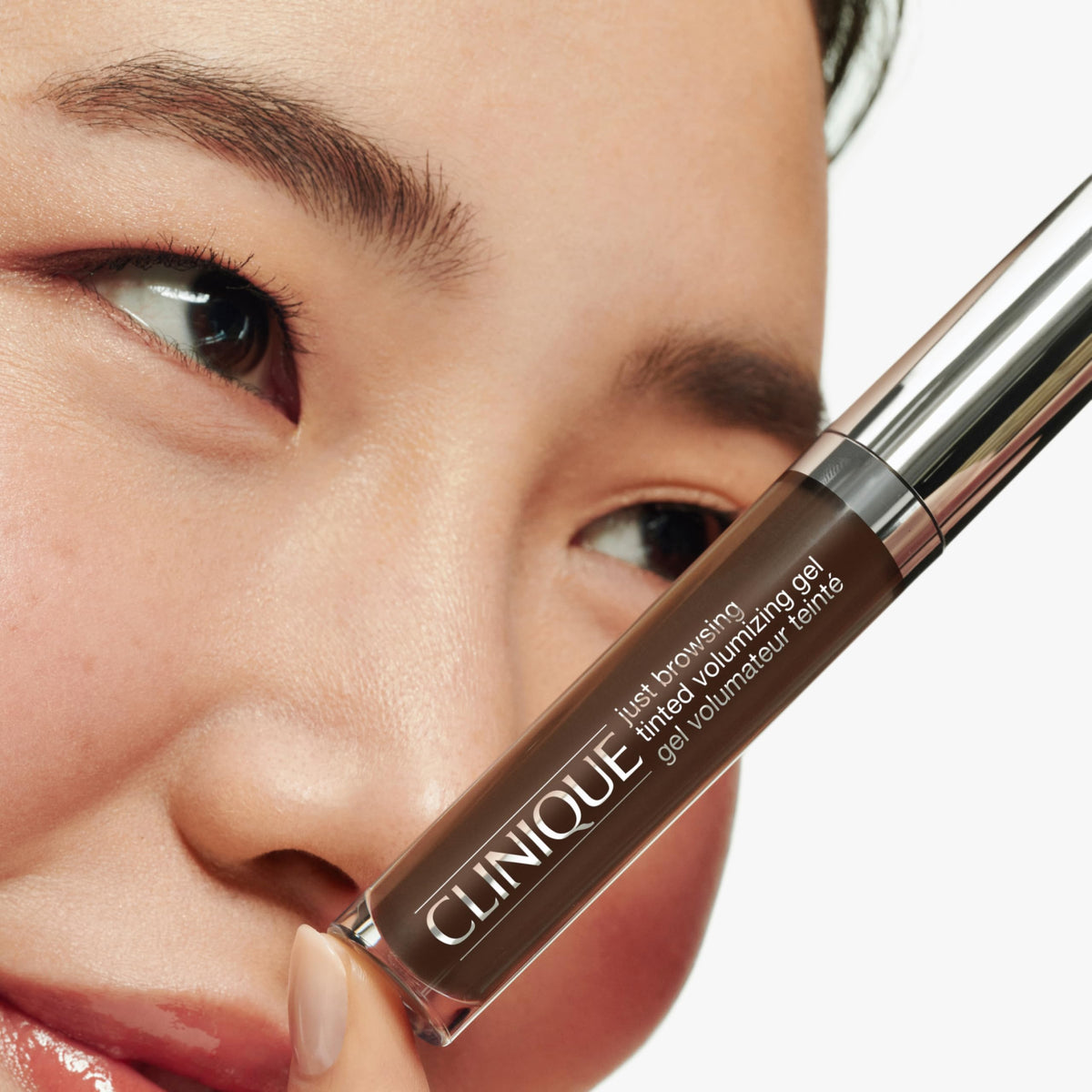 Clinique microfibers on brush illustrating volumizing texture for fuller brows