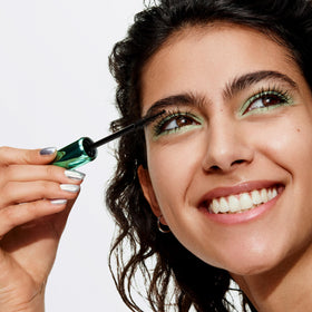 Clinique brush detail highlighting wavy bristles for precise lash separation