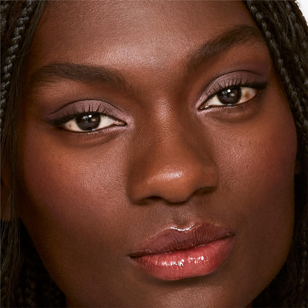 Clinique powder texture close-up illustrating silky, blendable finish