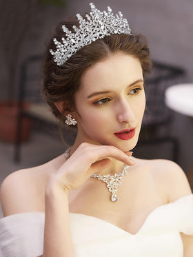 COCIDE tiara on bride demonstrating wedding glamour and photo-ready look