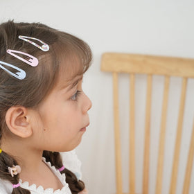 cocplok clip in child’s hair profile, secure hold during play