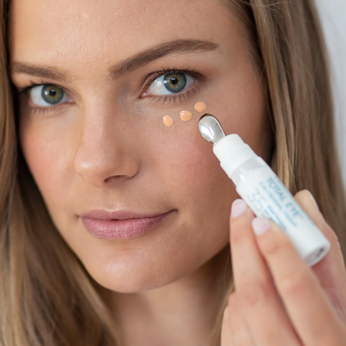 Colorescience Total Eye cooling applicator close-up reducing puffiness