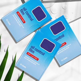 COMFYTOUCH blotting pack inside a handbag staged for travel-ready convenience