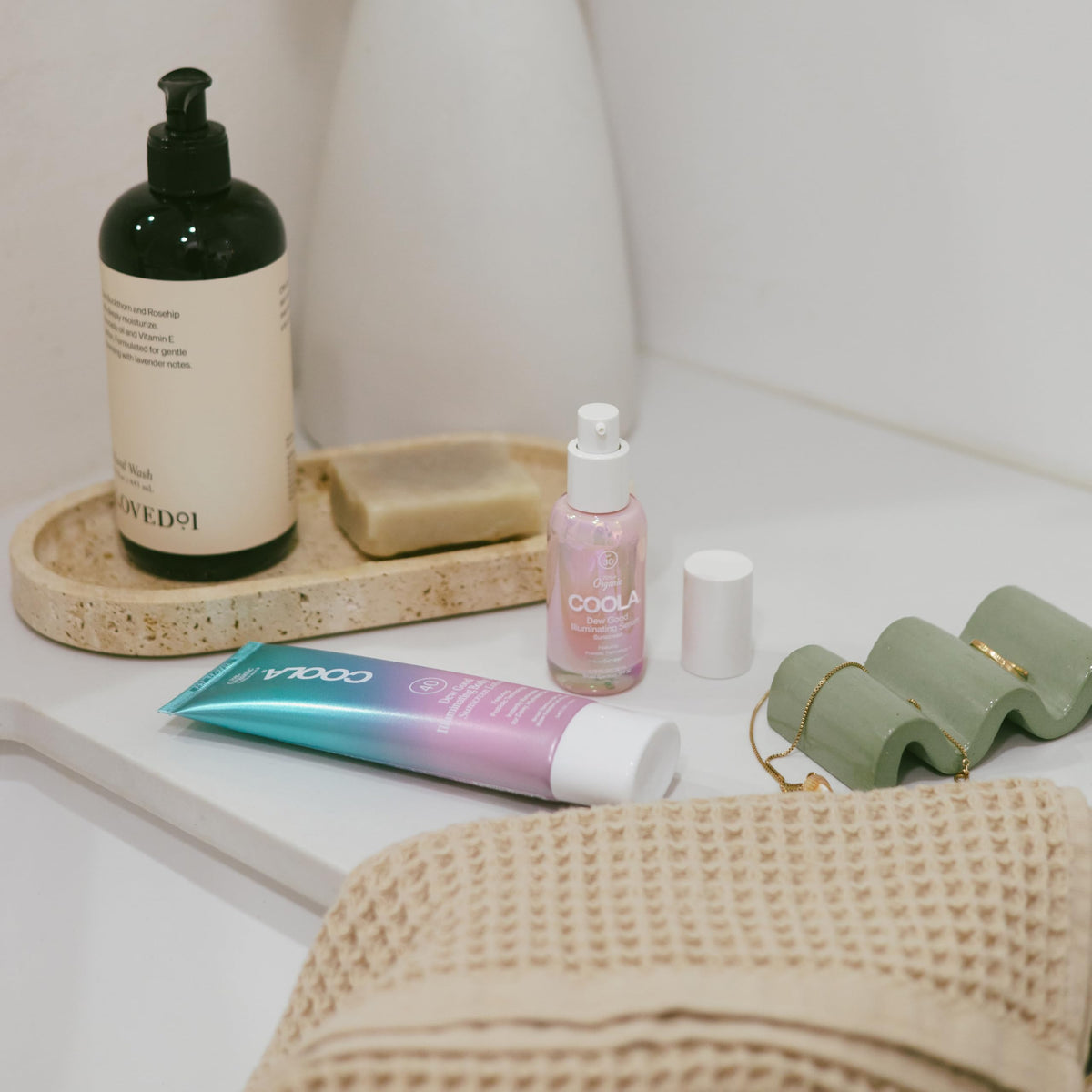 COOLA pump close-up emphasizing easy application and hygienic use