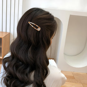 Cptots clip securing bangs on model, neat hold without slipping