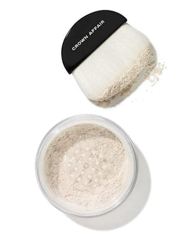 CROWN AFFAIR powder texture close-up showing fine starch for oil absorption