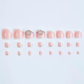 CTTHNBD close-up of heart design on nail highlighting delicate accent benefit