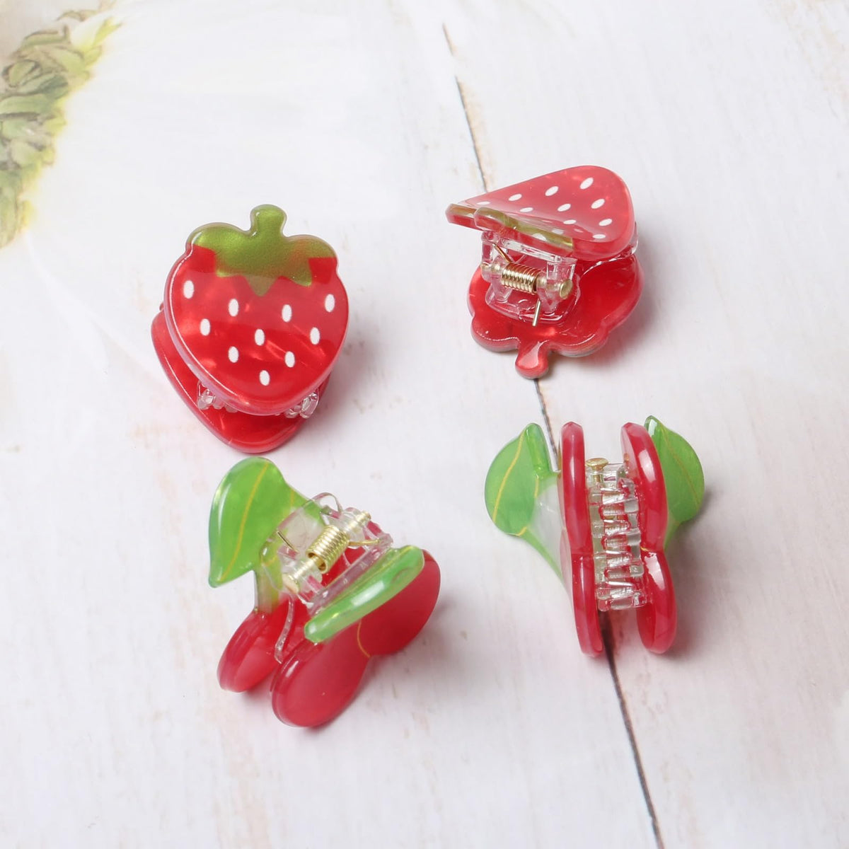 Cuizhiyu lifestyle shot of girls wearing clips adding cheerful summer vibe